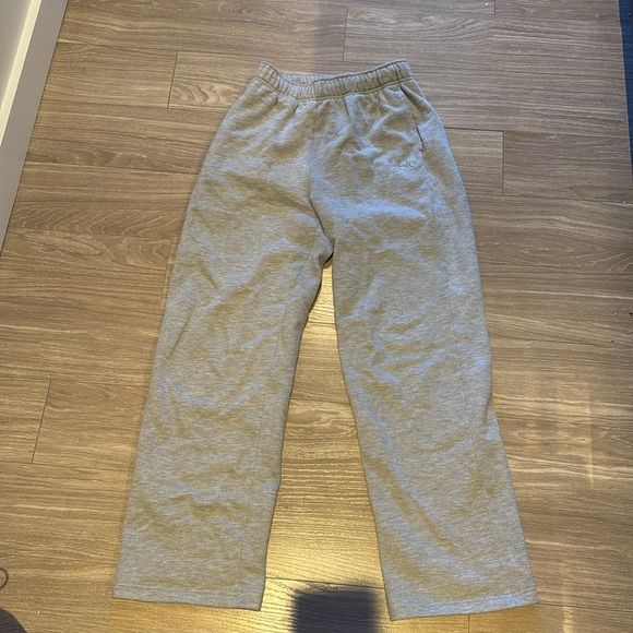 Alo Yoga Accolade straight leg sweatpants in athletic heather grey - Picture 3 of 6